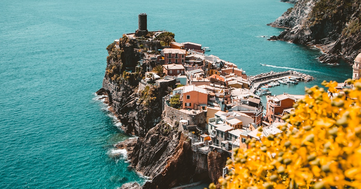 Italian train through countryside - 7-day Italy itinerary